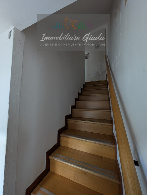 Nella zona nord di Vittorio Veneto, proponiamo una casa rustica indipendente che incarna il fasci...