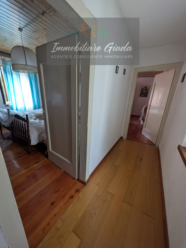 Nella zona nord di Vittorio Veneto, proponiamo una casa rustica indipendente che incarna il fasci...