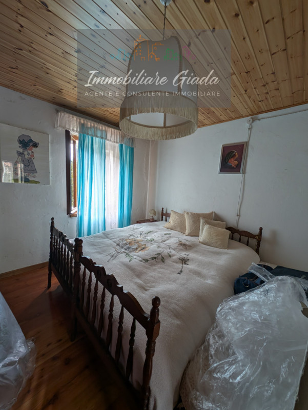 Nella zona nord di Vittorio Veneto, proponiamo una casa rustica indipendente che incarna il fasci...