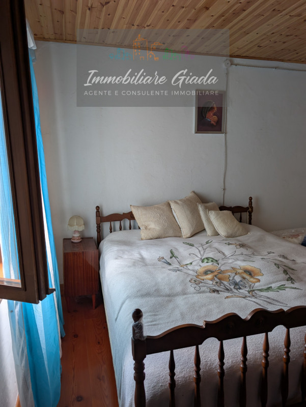 Nella zona nord di Vittorio Veneto, proponiamo una casa rustica indipendente che incarna il fasci...