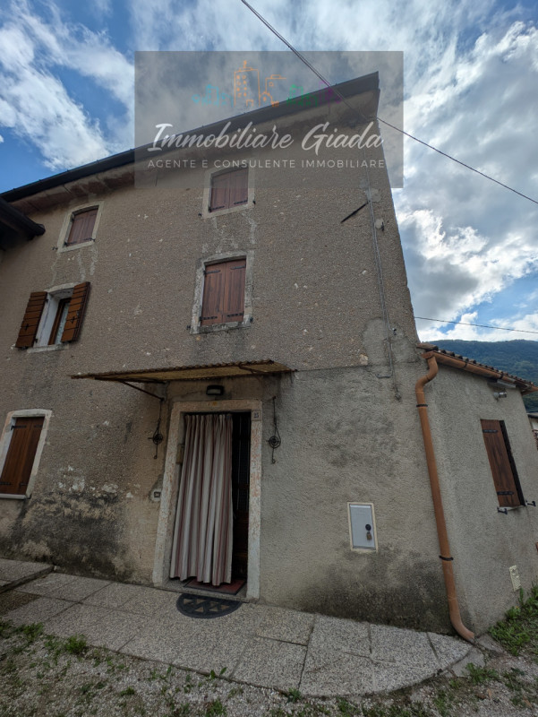 Nella zona nord di Vittorio Veneto, proponiamo una casa rustica indipendente che incarna il fasci...