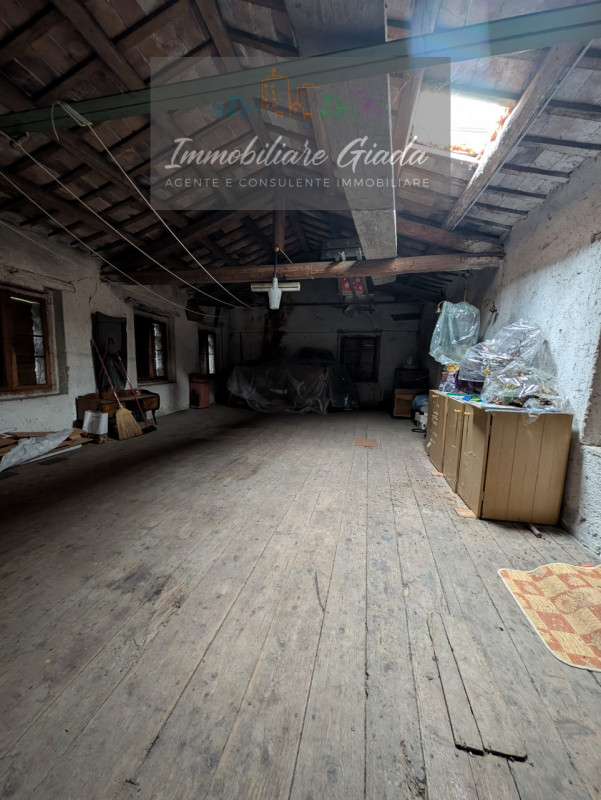 Nella zona nord di Vittorio Veneto, proponiamo una casa rustica indipendente che incarna il fasci...