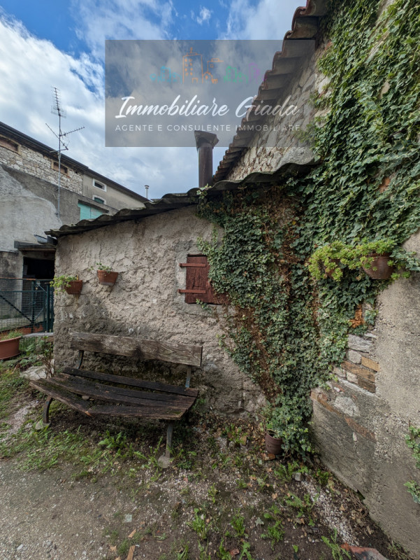 Nella zona nord di Vittorio Veneto, proponiamo una casa rustica indipendente che incarna il fasci...