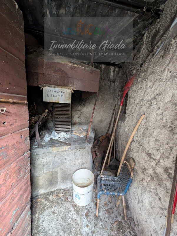 Nella zona nord di Vittorio Veneto, proponiamo una casa rustica indipendente che incarna il fasci...