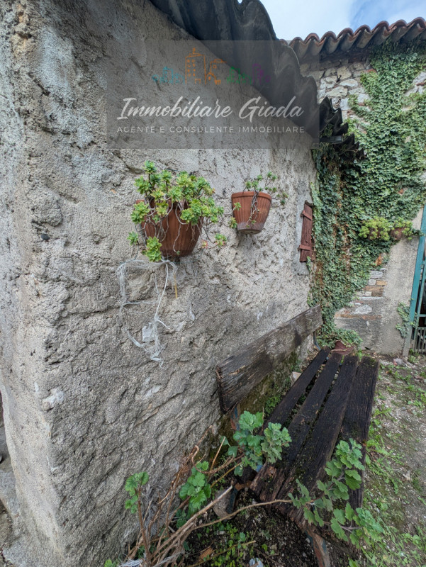 Nella zona nord di Vittorio Veneto, proponiamo una casa rustica indipendente che incarna il fasci...