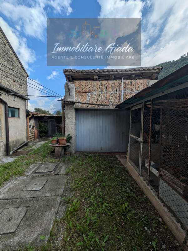 Nella zona nord di Vittorio Veneto, proponiamo una casa rustica indipendente che incarna il fasci...