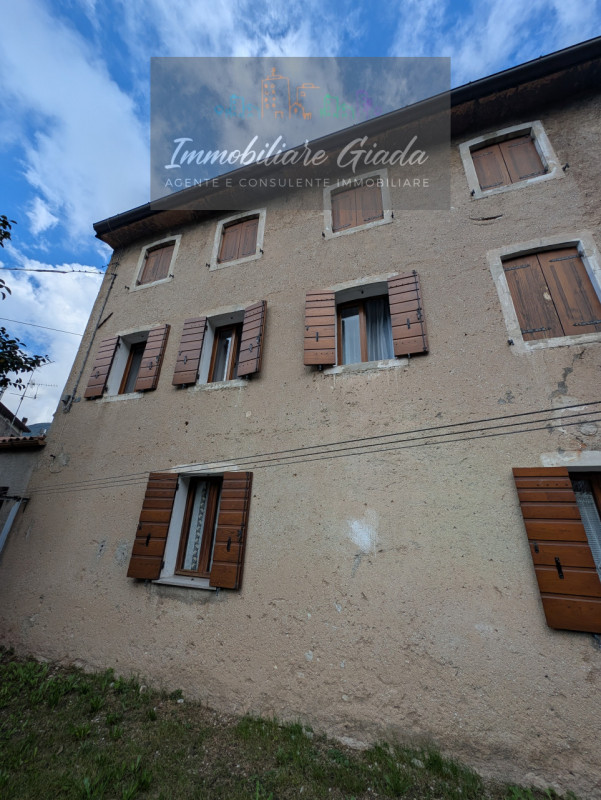 Nella zona nord di Vittorio Veneto, proponiamo una casa rustica indipendente che incarna il fasci...