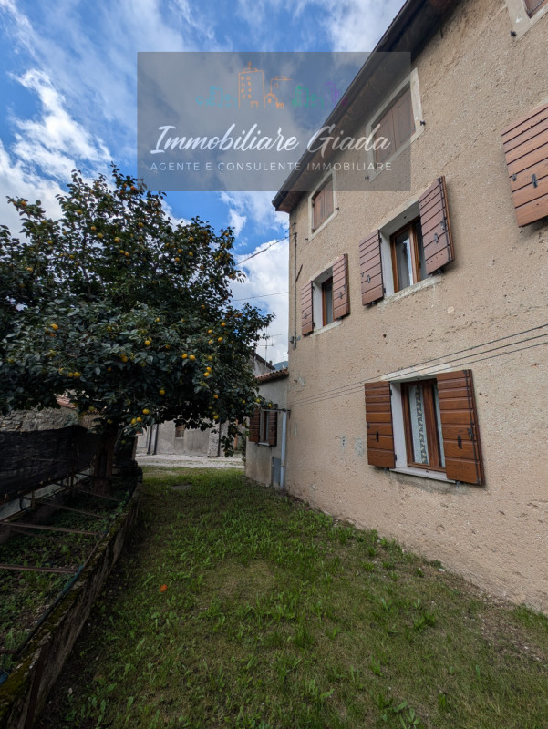 Nella zona nord di Vittorio Veneto, proponiamo una casa rustica indipendente che incarna il fasci...