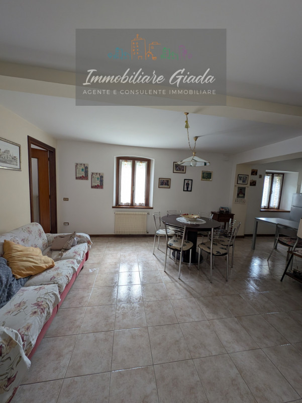 Nella zona nord di Vittorio Veneto, proponiamo una casa rustica indipendente che incarna il fasci...