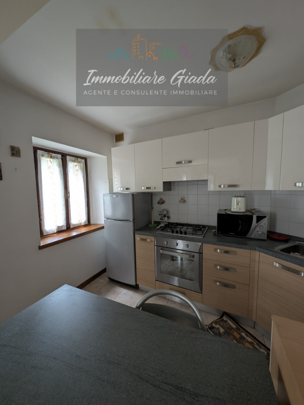 Nella zona nord di Vittorio Veneto, proponiamo una casa rustica indipendente che incarna il fasci...