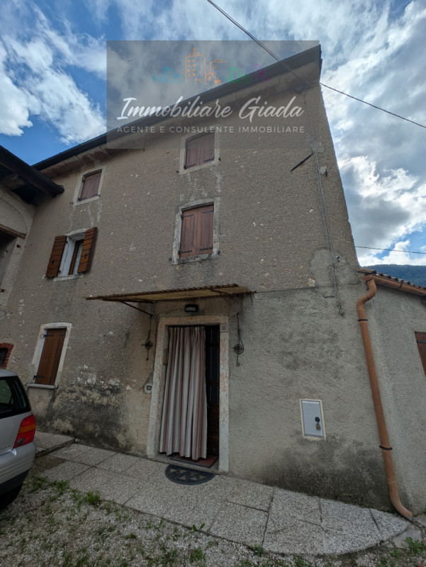 Nella zona nord di Vittorio Veneto, proponiamo una casa rustica indipendente che incarna il fasci...