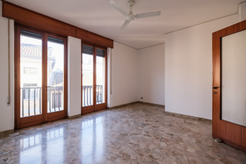 A pochi minuti a piedi dal centro storico, in un contesto condominiale ordinato e ben abitato, pr...