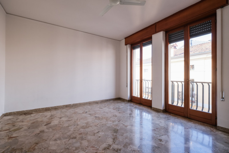 A pochi minuti a piedi dal centro storico, in un contesto condominiale ordinato e ben abitato, pr...