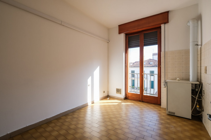 A pochi minuti a piedi dal centro storico, in un contesto condominiale ordinato e ben abitato, pr...