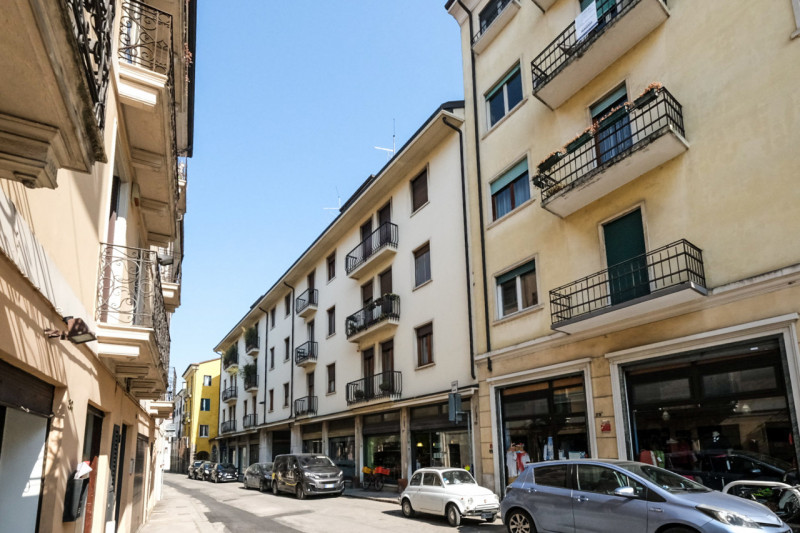A pochi minuti a piedi dal centro storico, in un contesto condominiale ordinato e ben abitato, pr...