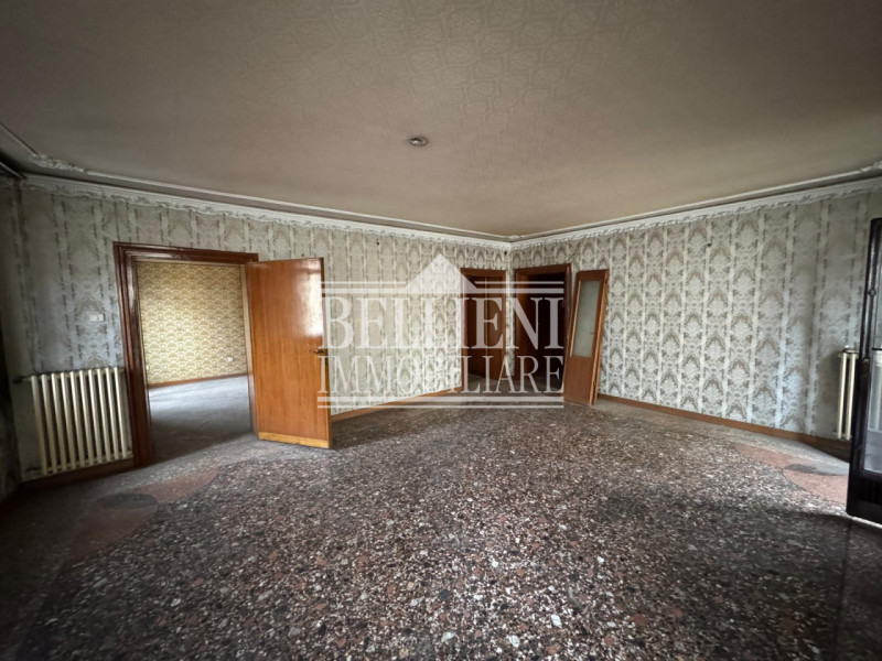 CENTRO STORICO - Proponiamo in vendita in un elegante palazzina del Centro Storico un grande appa...