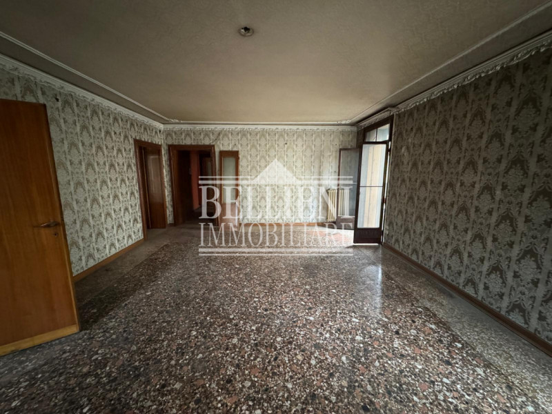 CENTRO STORICO - Proponiamo in vendita in un elegante palazzina del Centro Storico un grande appa...