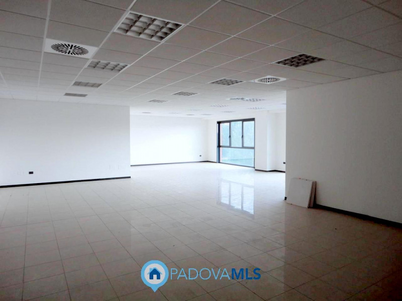 Immobile in esclusiva al Gruppo Padova MLS

Situato nella tranquilla e ricercata zona di Capricci...