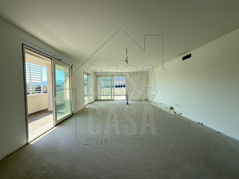 Rif. A02 - in centro ad Abano Terme proponiamo super attico con vista colli. l'appartamento circo...