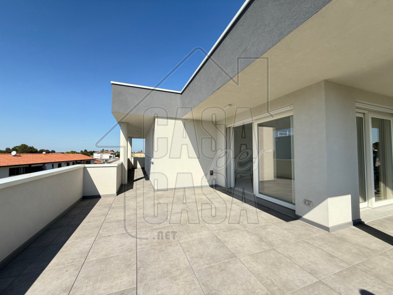 Rif. A02 - in centro ad Abano Terme proponiamo super attico con vista colli. l'appartamento circo...