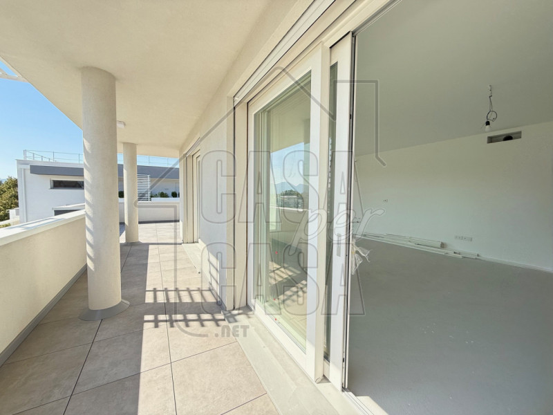 Rif. A02 - in centro ad Abano Terme proponiamo super attico con vista colli. l'appartamento circo...