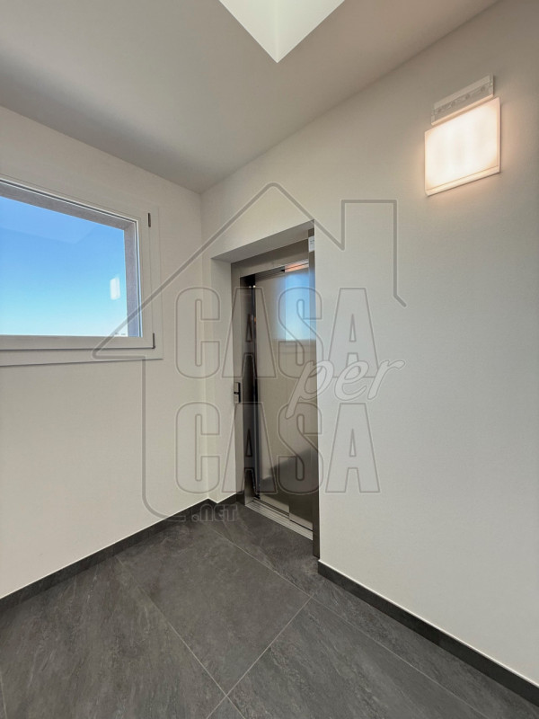 Rif. A02 - in centro ad Abano Terme proponiamo super attico con vista colli. l'appartamento circo...