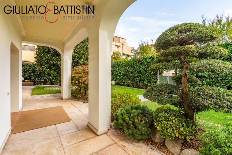 VICENZA: Vicinanze chiesa di S.Bertilla proponiamo elegante e raffinata villa contemporanea. Con ...