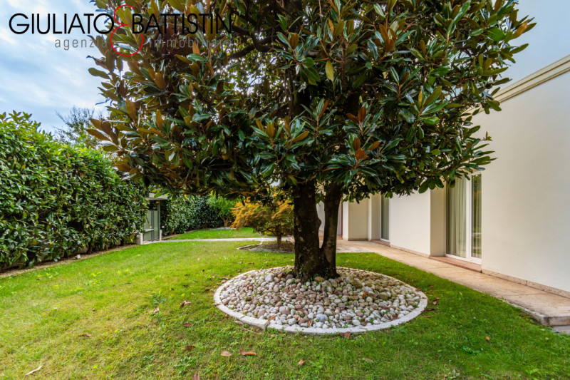 VICENZA: Vicinanze chiesa di S.Bertilla proponiamo elegante e raffinata villa contemporanea. Con ...