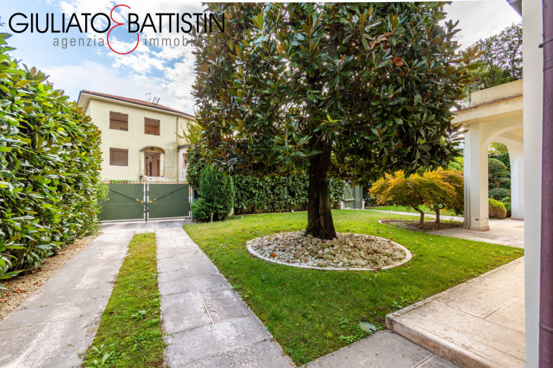 VICENZA: Vicinanze chiesa di S.Bertilla proponiamo elegante e raffinata villa contemporanea. Con ...
