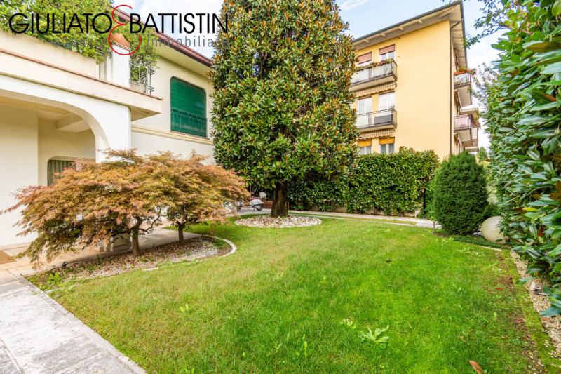 VICENZA: Vicinanze chiesa di S.Bertilla proponiamo elegante e raffinata villa contemporanea. Con ...