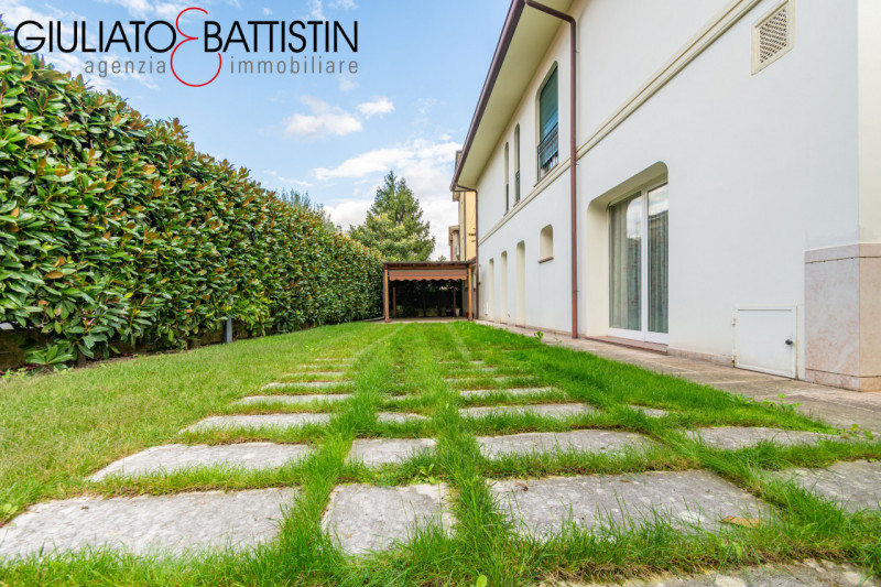 VICENZA: Vicinanze chiesa di S.Bertilla proponiamo elegante e raffinata villa contemporanea. Con ...