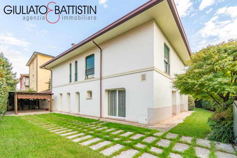 VICENZA: Vicinanze chiesa di S.Bertilla proponiamo elegante e raffinata villa contemporanea. Con ...