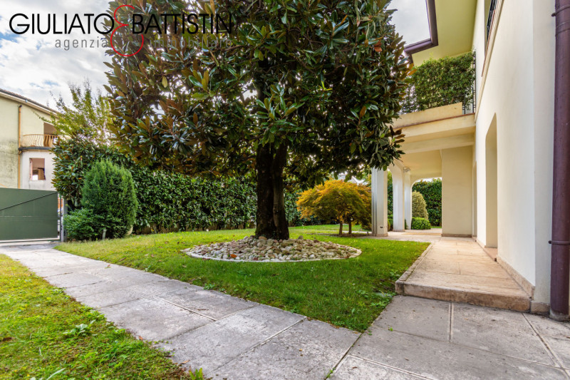 VICENZA: Vicinanze chiesa di S.Bertilla proponiamo elegante e raffinata villa contemporanea. Con ...