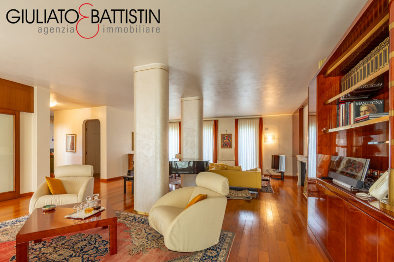 VICENZA: Vicinanze chiesa di S.Bertilla proponiamo elegante e raffinata villa contemporanea. Con ...