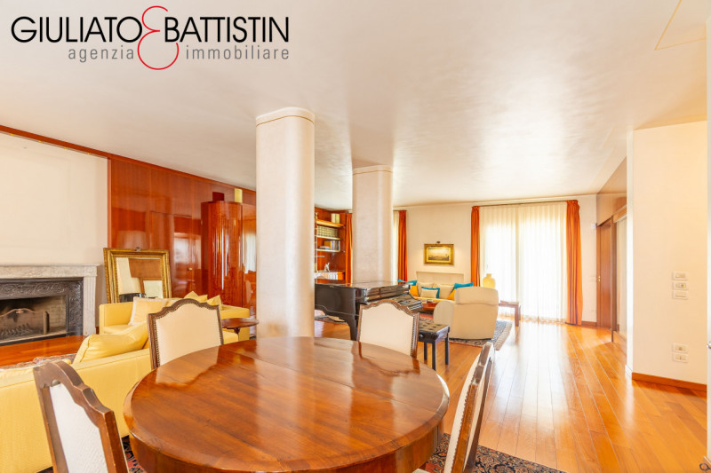 VICENZA: Vicinanze chiesa di S.Bertilla proponiamo elegante e raffinata villa contemporanea. Con ...