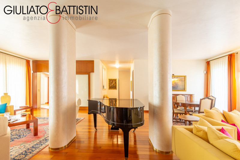 VICENZA: Vicinanze chiesa di S.Bertilla proponiamo elegante e raffinata villa contemporanea. Con ...