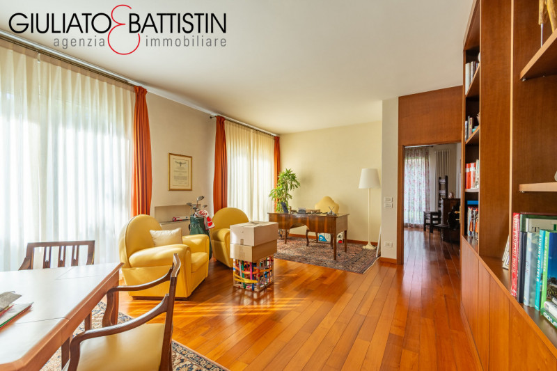 VICENZA: Vicinanze chiesa di S.Bertilla proponiamo elegante e raffinata villa contemporanea. Con ...