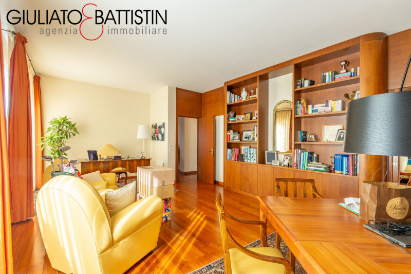 VICENZA: Vicinanze chiesa di S.Bertilla proponiamo elegante e raffinata villa contemporanea. Con ...