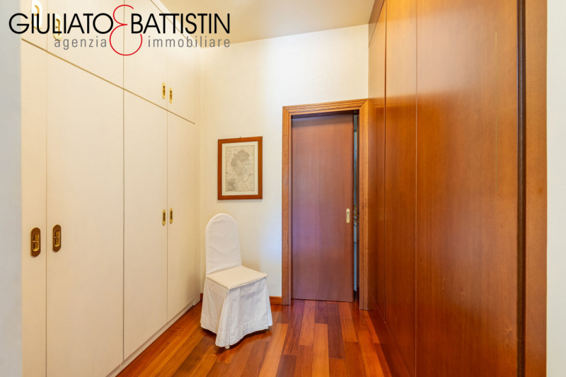 VICENZA: Vicinanze chiesa di S.Bertilla proponiamo elegante e raffinata villa contemporanea. Con ...