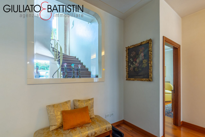 VICENZA: Vicinanze chiesa di S.Bertilla proponiamo elegante e raffinata villa contemporanea. Con ...