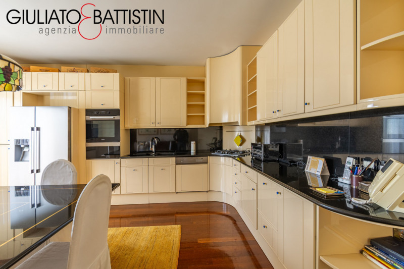 VICENZA: Vicinanze chiesa di S.Bertilla proponiamo elegante e raffinata villa contemporanea. Con ...