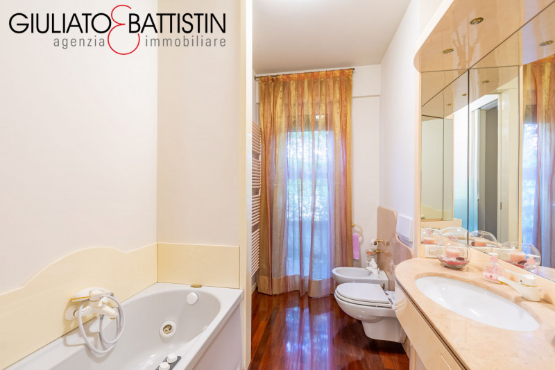 VICENZA: Vicinanze chiesa di S.Bertilla proponiamo elegante e raffinata villa contemporanea. Con ...