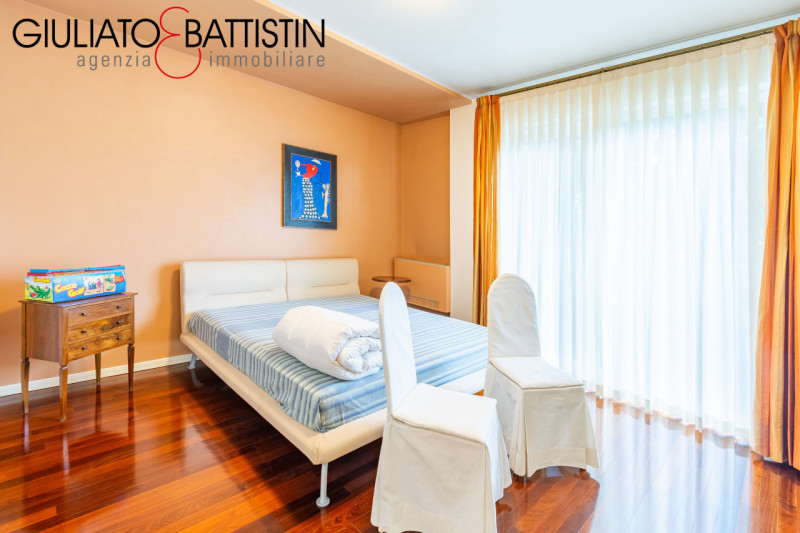 VICENZA: Vicinanze chiesa di S.Bertilla proponiamo elegante e raffinata villa contemporanea. Con ...