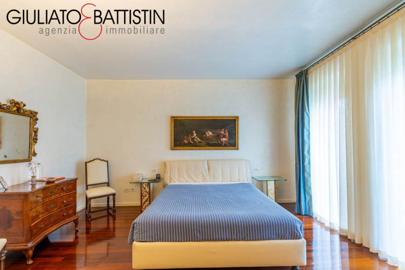 VICENZA: Vicinanze chiesa di S.Bertilla proponiamo elegante e raffinata villa contemporanea. Con ...