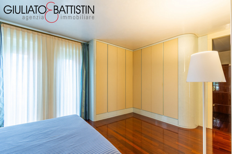 VICENZA: Vicinanze chiesa di S.Bertilla proponiamo elegante e raffinata villa contemporanea. Con ...