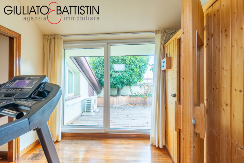 VICENZA: Vicinanze chiesa di S.Bertilla proponiamo elegante e raffinata villa contemporanea. Con ...