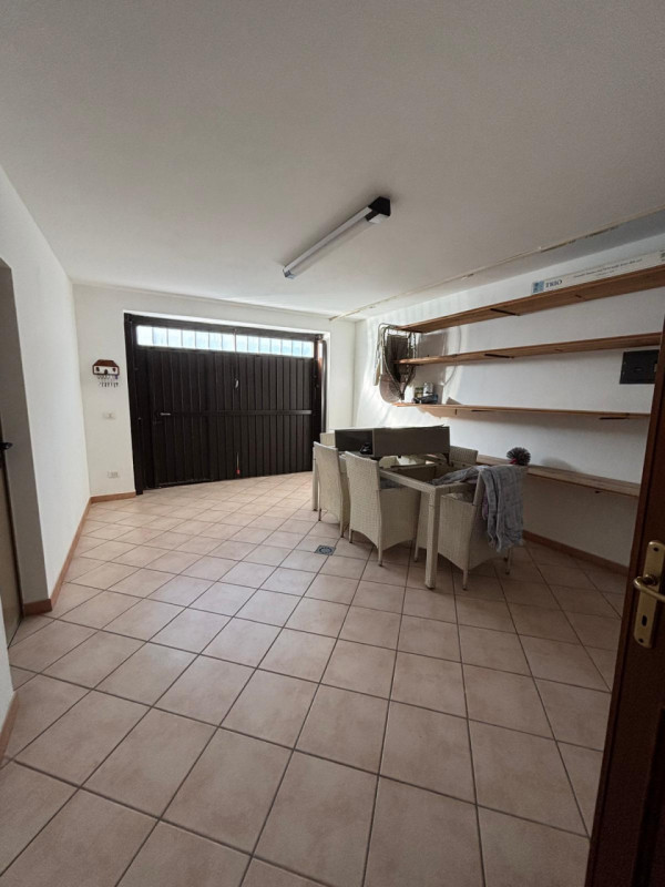 Scoprite l'opportunità unica di acquistare una splendida villetta a schiera, porzione di testa, s...