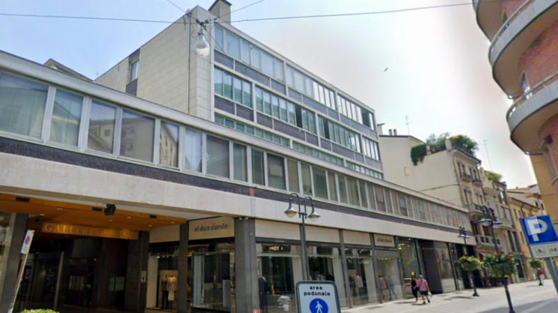 ESCLUSIVO ATTICO 2 CAMERE IN VIA SAN FERMO €.470.000 - rif.B470

Proponiamo in vendita un attico ...