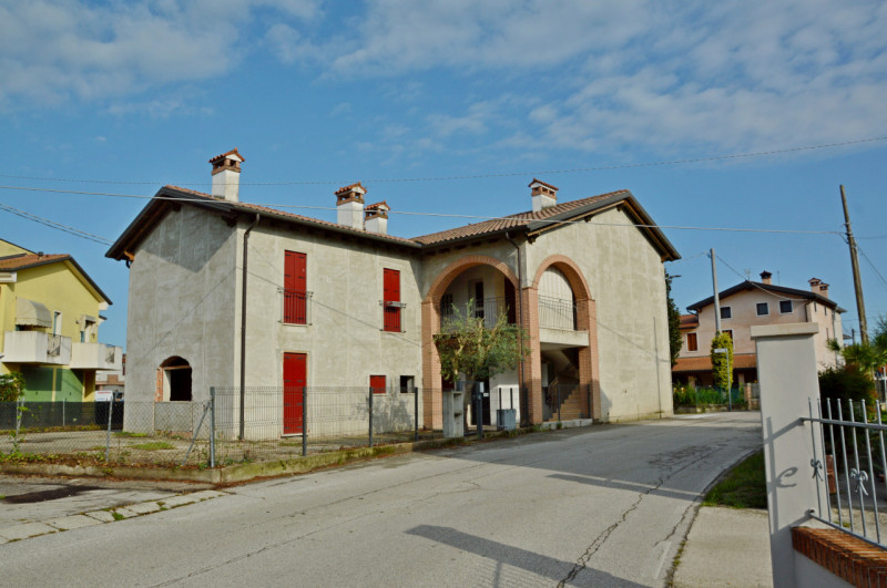 Proponiamo in vendita un intero fabbricato residenziale situato a Poianella, frazione tranquilla ...