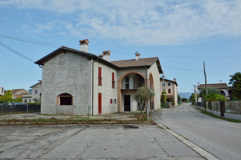 Proponiamo in vendita un intero fabbricato residenziale situato a Poianella, frazione tranquilla ...